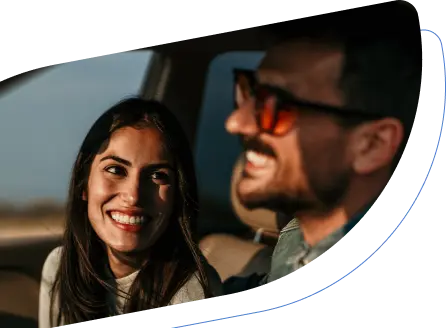 Personas dentro de un vehículo, representando la trayectoria de Autofact